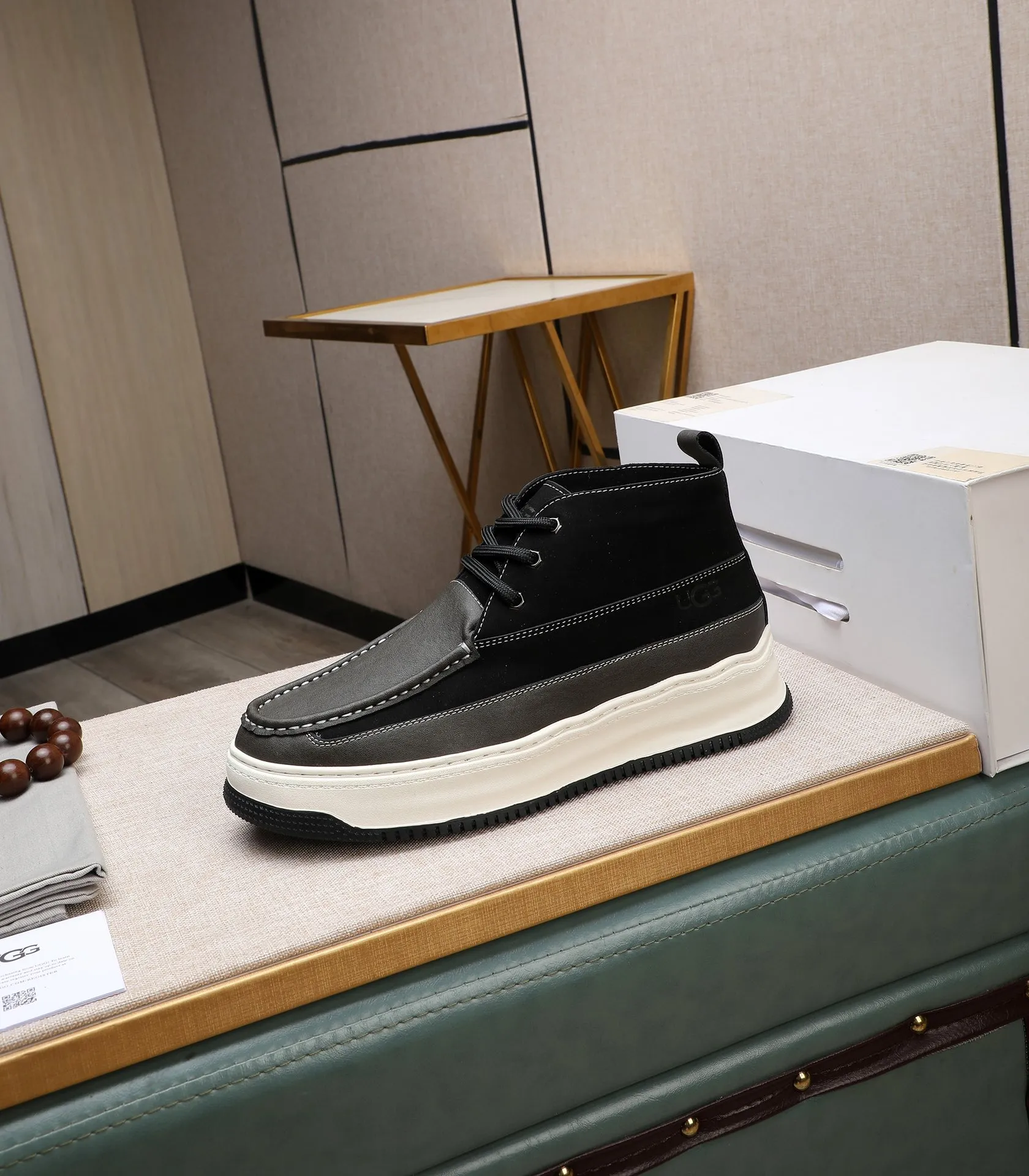 Men's shoes 💰700 [High-end UGG] (full wool lining) The top-end high-quality fur-in-one warm snow boots are from the Australian warm luxury brand men's shoes, UGG-5877 official website is synchronized, made of imported cowhide, carefully sewn. Imported rubber foam outsole (comfortable, soft, wear-resistant) The quality is really great... Exquisite workmanship, you can't put it down at first sight, code number: 39-44 (45 custom-made)